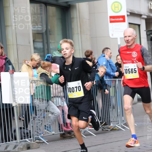 05.10.2025 - 20. swb-Marathon Bremen Strokosch-Dieckow http://msf.ph/oto/9232139 05.10.2025 10:40:12 Ziel 10070, 10161, 10229, 10565, 10658, 10686, 11114, 10070, 10161, 10229, 10565, 10658, 10686, 11114 meine-sportfotos.de