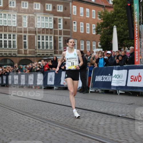 05.10.2025 - 20. swb-Marathon Bremen Yannick Fuchs http://msf.ph/oto/9232141 05.10.2025 10:30:17 Ziel 11 meine-sportfotos.de
