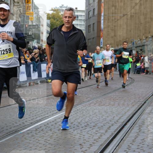 05.10.2025 - 20. swb-Marathon Bremen Strokosch-Dieckow http://msf.ph/oto/9232179 05.10.2025 10:53:05 Ziel 9449, 9650, 9703, 9834, 10128, 10242, 10349, 10460, 10466, 10539, 11259, 11300, 11398, 11411, 11450 meine-sportfotos.de