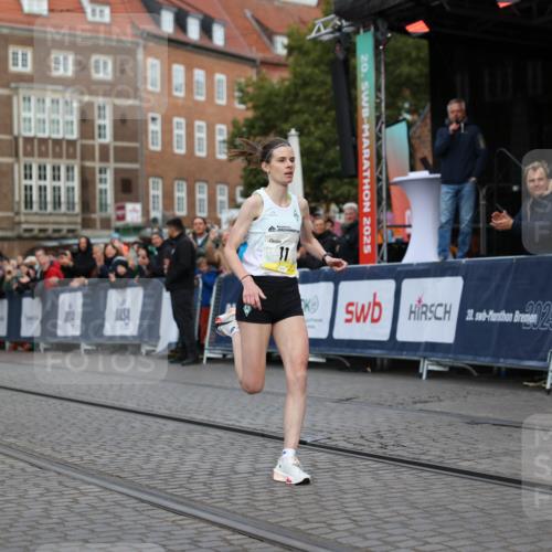 05.10.2025 - 20. swb-Marathon Bremen Yannick Fuchs http://msf.ph/oto/9232198 05.10.2025 10:30:17 Ziel 11 meine-sportfotos.de