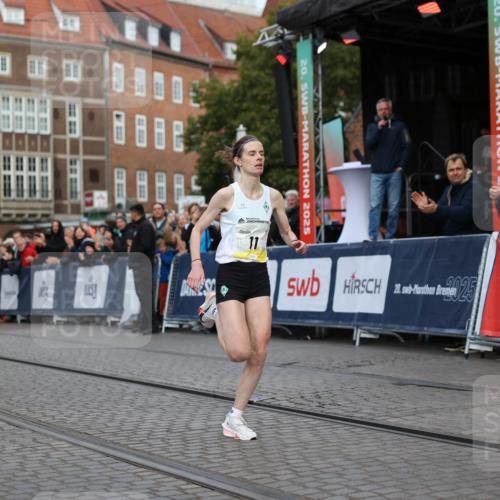 05.10.2025 - 20. swb-Marathon Bremen Yannick Fuchs http://msf.ph/oto/9232206 05.10.2025 10:30:17 Ziel 11 meine-sportfotos.de