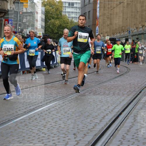 05.10.2025 - 20. swb-Marathon Bremen Strokosch-Dieckow http://msf.ph/oto/9232207 05.10.2025 10:53:07 Ziel 9449, 9650, 9703, 9834, 10128, 10242, 10349, 10460, 10466, 10539, 10958, 11259, 11300, 11377, 11411, 11512 meine-sportfotos.de