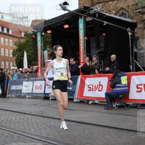 05.10.2025 - 20. swb-Marathon Bremen Yannick Fuchs http://msf.ph/oto/9232233 05.10.2025 10:30:17 Ziel 11 meine-sportfotos.de