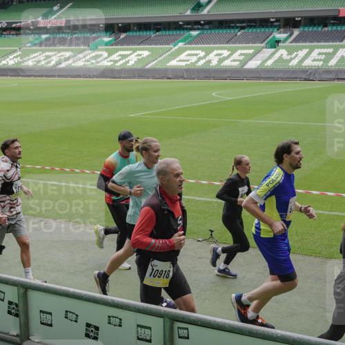 05.10.2025 - 20. swb-Marathon Bremen Michael Burmester http://msf.ph/oto/9232256 05.10.2025 10:30:46 Laufen im Stadion 7733, 9209, 9214, 9230, 9240, 9251, 9255, 9259, 9277, 9299, 9317, 9333, 9399, 9416, 9425, 9435, 9482, 9501, 9645, 9663, 9676, 9683, 9708, 9787, 9888, 9894, 9906, 9966, 9975, 9987, 10022, 10043, 10066, 10159, 10221, 10224, 10227, 10241, 10251, 10254, 10346, 10378, 10380, 10392, 10443, 10449, 10479, 10507, 10514, 10548, 10556, 10581, 10584, 10625, 10873, 11319, 7202, 9014, 9199, 9261, 9369, 9452, 9578, 9579, 9658, 9803, 10170, 10432, 10923, 10932 meine-sportfotos.de
