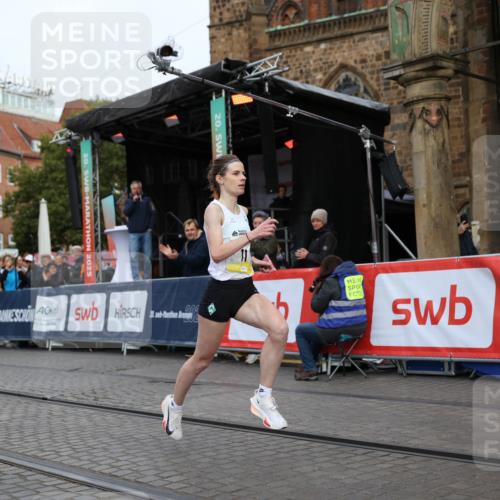 05.10.2025 - 20. swb-Marathon Bremen Yannick Fuchs http://msf.ph/oto/9232257 05.10.2025 10:30:18 Ziel 11 meine-sportfotos.de