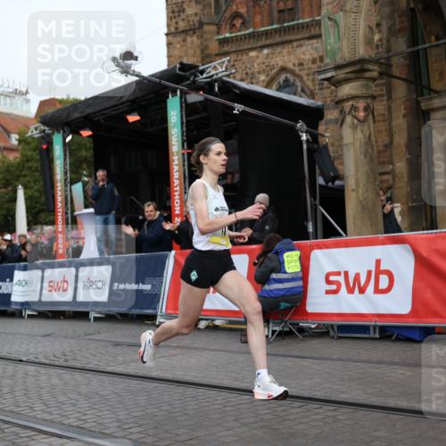 05.10.2025 - 20. swb-Marathon Bremen Yannick Fuchs http://msf.ph/oto/9232264 05.10.2025 10:30:18 Ziel 11 meine-sportfotos.de