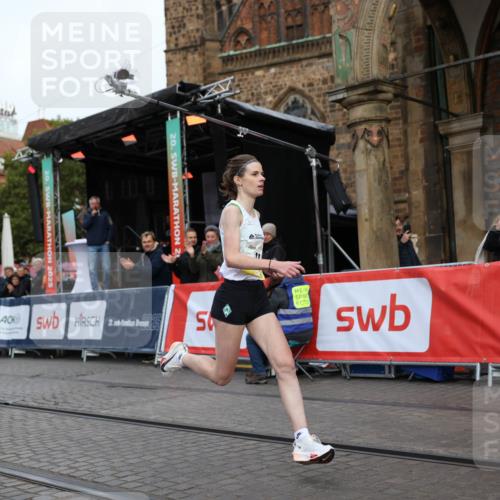 05.10.2025 - 20. swb-Marathon Bremen Yannick Fuchs http://msf.ph/oto/9232270 05.10.2025 10:30:18 Ziel 11 meine-sportfotos.de