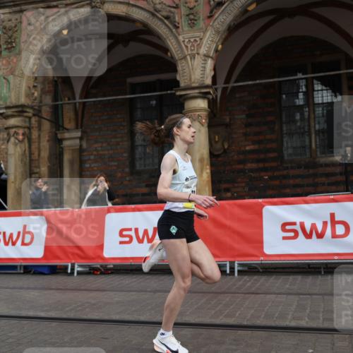 05.10.2025 - 20. swb-Marathon Bremen Yannick Fuchs http://msf.ph/oto/9232311 05.10.2025 10:30:18 Ziel 11 meine-sportfotos.de