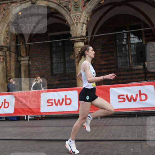 05.10.2025 - 20. swb-Marathon Bremen Yannick Fuchs http://msf.ph/oto/9232319 05.10.2025 10:30:18 Ziel 11 meine-sportfotos.de