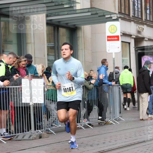 05.10.2025 - 20. swb-Marathon Bremen Strokosch-Dieckow http://msf.ph/oto/9232323 05.10.2025 10:40:31 Ziel 10161, 10229, 10161, 10229 meine-sportfotos.de