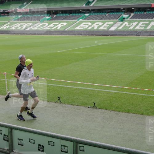05.10.2025 - 20. swb-Marathon Bremen Michael Burmester http://msf.ph/oto/9232333 05.10.2025 10:30:49 Laufen im Stadion 7733, 9209, 9214, 9230, 9240, 9251, 9259, 9263, 9277, 9299, 9317, 9333, 9399, 9416, 9425, 9449, 9482, 9501, 9645, 9663, 9676, 9683, 9708, 9715, 9787, 9888, 9894, 9906, 9934, 9966, 9987, 10022, 10043, 10066, 10159, 10221, 10224, 10227, 10241, 10251, 10254, 10317, 10346, 10378, 10380, 10392, 10443, 10449, 10479, 10507, 10514, 10556, 10581, 10584, 10625, 10873, 11319, 7202, 9199, 9261, 9452, 9578, 9579, 9658, 9803, 10432, 10923, 10932 meine-sportfotos.de