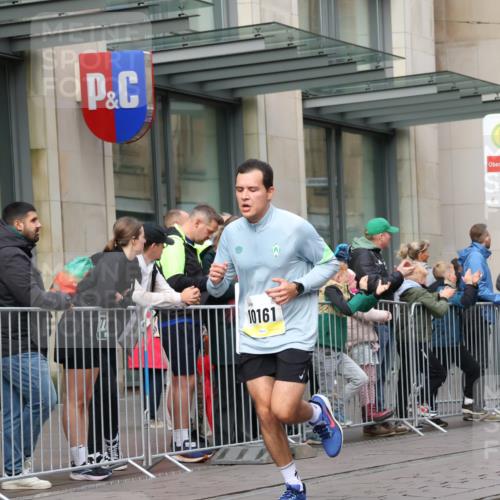 05.10.2025 - 20. swb-Marathon Bremen Strokosch-Dieckow http://msf.ph/oto/9232342 05.10.2025 10:40:31 Ziel 10161, 10229, 10161, 10229 meine-sportfotos.de