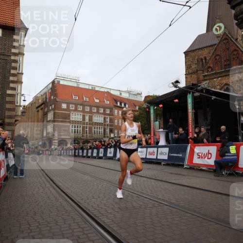 05.10.2025 - 20. swb-Marathon Bremen Yannick Fuchs http://msf.ph/oto/9232344 05.10.2025 10:30:52 Ziel  meine-sportfotos.de