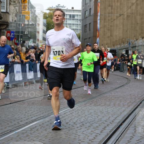 05.10.2025 - 20. swb-Marathon Bremen Strokosch-Dieckow http://msf.ph/oto/9232348 05.10.2025 10:53:10 Ziel 9449, 9703, 9834, 9956, 10128, 10242, 10349, 10460, 10466, 10806, 10958, 10993, 11300, 11377, 11510, 11512 meine-sportfotos.de