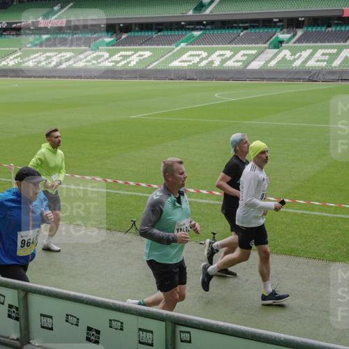 05.10.2025 - 20. swb-Marathon Bremen Michael Burmester http://msf.ph/oto/9232358 05.10.2025 10:30:49 Laufen im Stadion 7733, 9209, 9214, 9230, 9240, 9251, 9259, 9263, 9277, 9299, 9317, 9333, 9399, 9416, 9425, 9449, 9482, 9501, 9645, 9663, 9676, 9683, 9708, 9715, 9787, 9888, 9894, 9906, 9934, 9966, 9987, 10022, 10043, 10066, 10159, 10221, 10224, 10227, 10241, 10251, 10254, 10317, 10346, 10378, 10380, 10392, 10443, 10449, 10479, 10507, 10514, 10556, 10581, 10584, 10625, 10873, 11319, 7202, 9199, 9261, 9452, 9578, 9579, 9658, 9803, 10432, 10923, 10932 meine-sportfotos.de