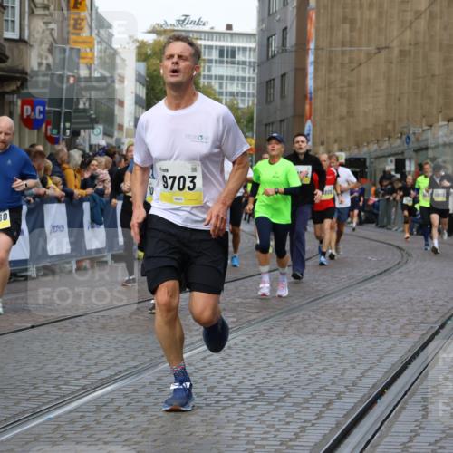 05.10.2025 - 20. swb-Marathon Bremen Strokosch-Dieckow http://msf.ph/oto/9232370 05.10.2025 10:53:10 Ziel 9449, 9703, 9834, 9956, 10128, 10242, 10349, 10460, 10466, 10806, 10958, 10993, 11300, 11377, 11510, 11512 meine-sportfotos.de
