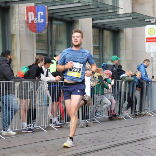05.10.2025 - 20. swb-Marathon Bremen Strokosch-Dieckow http://msf.ph/oto/9232373 05.10.2025 10:40:33 Ziel 10161, 10229, 10161, 10229 meine-sportfotos.de