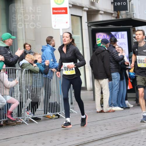 05.10.2025 - 20. swb-Marathon Bremen Strokosch-Dieckow http://msf.ph/oto/9232411 05.10.2025 10:40:50 Ziel 9262, 10606, 10952, 11069, 11086, 9262, 10606, 10952, 11069, 11086 meine-sportfotos.de