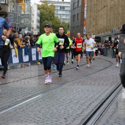 05.10.2025 - 20. swb-Marathon Bremen Strokosch-Dieckow http://msf.ph/oto/9232412 05.10.2025 10:53:12 Ziel 9449, 9703, 9834, 9956, 10242, 10349, 10460, 10466, 10806, 10958, 10993, 11175, 11377, 11510, 11512 meine-sportfotos.de