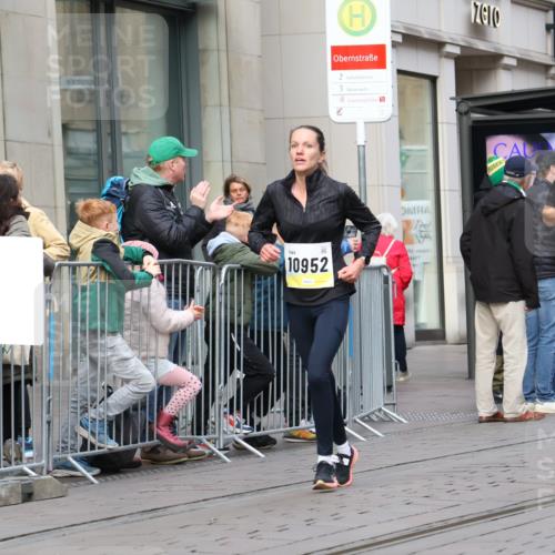 05.10.2025 - 20. swb-Marathon Bremen Strokosch-Dieckow http://msf.ph/oto/9232421 05.10.2025 10:40:51 Ziel 9262, 10606, 10952, 11069, 11086, 9262, 10606, 10952, 11069, 11086 meine-sportfotos.de