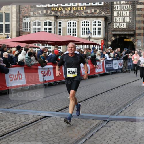 05.10.2025 - 20. swb-Marathon Bremen Yannick Fuchs http://msf.ph/oto/9232433 05.10.2025 11:03:22 Ziel 9246, 9300, 9325, 10142, 10471, 10926, 10996, 11390, 11682 meine-sportfotos.de