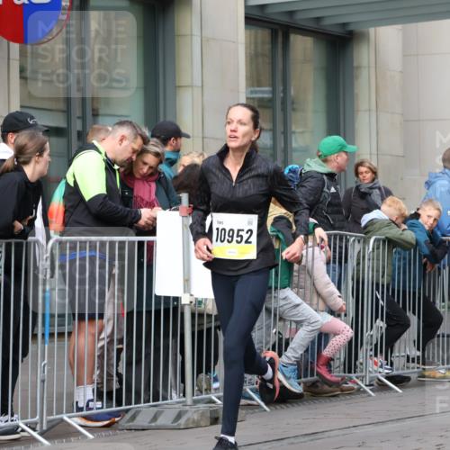 05.10.2025 - 20. swb-Marathon Bremen Strokosch-Dieckow http://msf.ph/oto/9232454 05.10.2025 10:40:52 Ziel 9262, 10606, 10952, 11069, 11086, 9262, 10606, 10952, 11069, 11086 meine-sportfotos.de