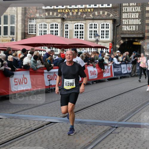05.10.2025 - 20. swb-Marathon Bremen Yannick Fuchs http://msf.ph/oto/9232455 05.10.2025 11:03:22 Ziel 9246, 9300, 9325, 10142, 10471, 10926, 10996, 11390, 11682 meine-sportfotos.de