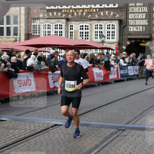05.10.2025 - 20. swb-Marathon Bremen Yannick Fuchs http://msf.ph/oto/9232461 05.10.2025 11:03:22 Ziel 9246, 9300, 9325, 10142, 10471, 10926, 10996, 11390, 11682 meine-sportfotos.de