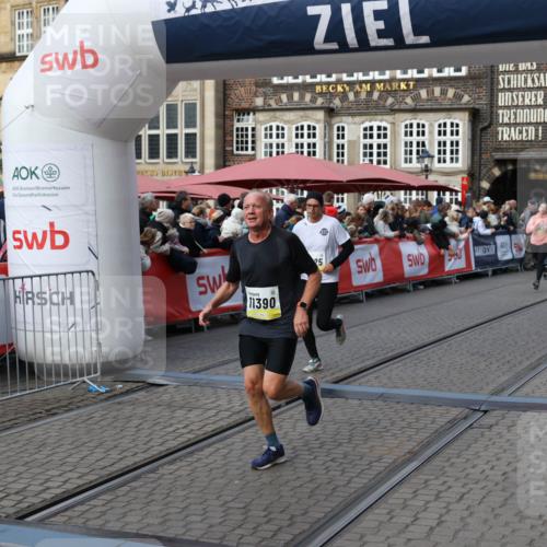 05.10.2025 - 20. swb-Marathon Bremen Yannick Fuchs http://msf.ph/oto/9232467 05.10.2025 11:03:22 Ziel 9246, 9300, 9325, 10142, 10471, 10926, 10996, 11390, 11682 meine-sportfotos.de