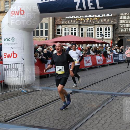05.10.2025 - 20. swb-Marathon Bremen Yannick Fuchs http://msf.ph/oto/9232474 05.10.2025 11:03:23 Ziel 9246, 9325, 10142, 10405, 10471, 10926, 10996, 11390, 11508, 11509 meine-sportfotos.de