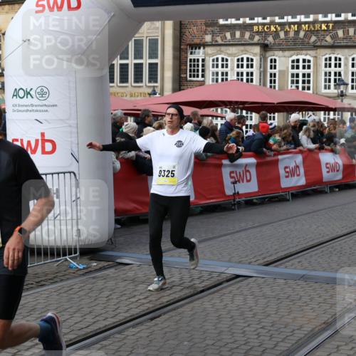 05.10.2025 - 20. swb-Marathon Bremen Yannick Fuchs http://msf.ph/oto/9232500 05.10.2025 11:03:23 Ziel 9246, 9325, 10142, 10405, 10471, 10926, 10996, 11390, 11508, 11509 meine-sportfotos.de