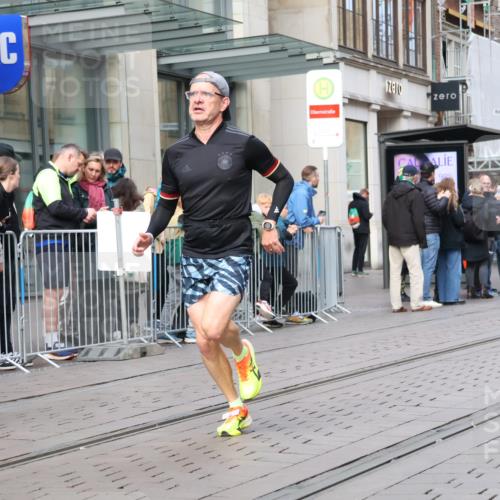 05.10.2025 - 20. swb-Marathon Bremen Strokosch-Dieckow http://msf.ph/oto/9232623 05.10.2025 10:41:07 Ziel 9262, 10744, 10910, 11069, 11086, 9262, 10744, 10910, 11069, 11086 meine-sportfotos.de