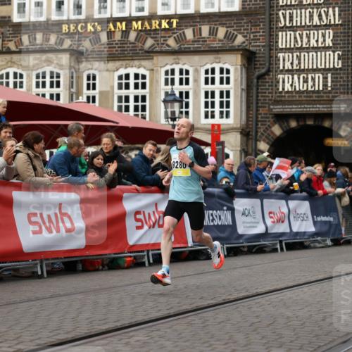 05.10.2025 - 20. swb-Marathon Bremen Yannick Fuchs http://msf.ph/oto/9232640 05.10.2025 10:32:38 Ziel 9280 meine-sportfotos.de