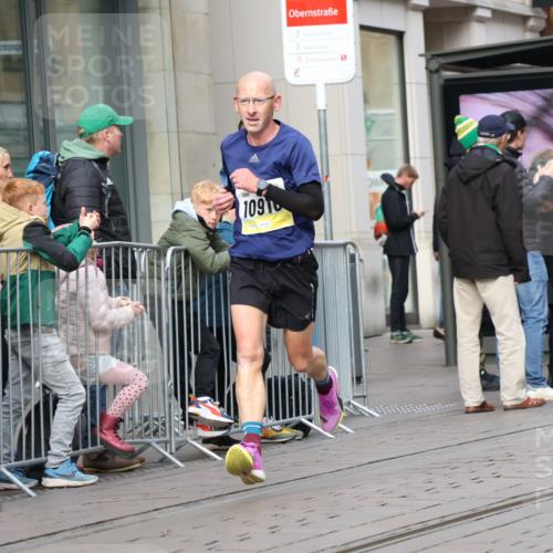 05.10.2025 - 20. swb-Marathon Bremen Strokosch-Dieckow http://msf.ph/oto/9232680 05.10.2025 10:41:11 Ziel 10744, 10910, 11086, 11701, 10744, 10910, 11086, 11701 meine-sportfotos.de