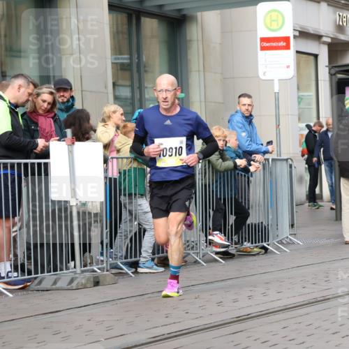 05.10.2025 - 20. swb-Marathon Bremen Strokosch-Dieckow http://msf.ph/oto/9232688 05.10.2025 10:41:11 Ziel 10744, 10910, 11086, 11701, 10744, 10910, 11086, 11701 meine-sportfotos.de