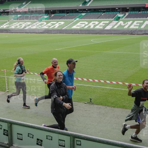 05.10.2025 - 20. swb-Marathon Bremen Michael Burmester http://msf.ph/oto/9232691 05.10.2025 10:31:03 Laufen im Stadion 7251, 7733, 9004, 9209, 9214, 9230, 9251, 9252, 9263, 9267, 9277, 9287, 9299, 9317, 9333, 9337, 9399, 9416, 9425, 9431, 9449, 9457, 9482, 9501, 9584, 9645, 9663, 9676, 9683, 9708, 9715, 9742, 9787, 9791, 9852, 9888, 9894, 9906, 9934, 9966, 9987, 10016, 10043, 10066, 10163, 10199, 10224, 10227, 10240, 10241, 10251, 10254, 10317, 10321, 10346, 10356, 10378, 10380, 10438, 10449, 10479, 10514, 10537, 10543, 10556, 10581, 10584, 10609, 10625, 10636, 10638, 10669, 9906 meine-sportfotos.de