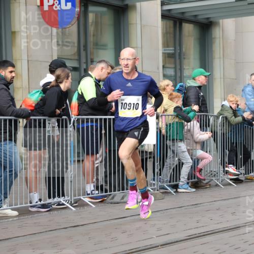 05.10.2025 - 20. swb-Marathon Bremen Strokosch-Dieckow http://msf.ph/oto/9232707 05.10.2025 10:41:12 Ziel 9253, 10744, 10910, 11701, 9253, 10744, 10910, 11701 meine-sportfotos.de