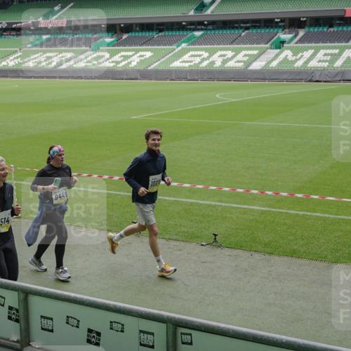 05.10.2025 - 20. swb-Marathon Bremen Michael Burmester http://msf.ph/oto/9232734 05.10.2025 10:31:07 Laufen im Stadion 7251, 9004, 9172, 9196, 9214, 9230, 9251, 9252, 9263, 9267, 9277, 9287, 9299, 9317, 9333, 9337, 9399, 9416, 9425, 9431, 9449, 9457, 9482, 9501, 9584, 9645, 9676, 9683, 9708, 9715, 9742, 9787, 9791, 9852, 9888, 9894, 9934, 9966, 9987, 10016, 10043, 10066, 10163, 10199, 10224, 10227, 10240, 10251, 10254, 10279, 10317, 10321, 10346, 10356, 10378, 10380, 10438, 10449, 10479, 10514, 10537, 10543, 10556, 10581, 10609, 10625, 10636, 10638, 10668, 10669, 7733, 9209, 9906 meine-sportfotos.de