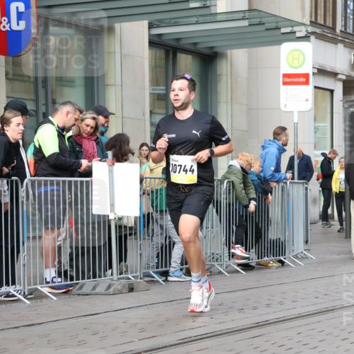 05.10.2025 - 20. swb-Marathon Bremen Strokosch-Dieckow http://msf.ph/oto/9232741 05.10.2025 10:41:13 Ziel 9253, 10744, 10910, 11701, 9253, 10744, 10910, 11701 meine-sportfotos.de