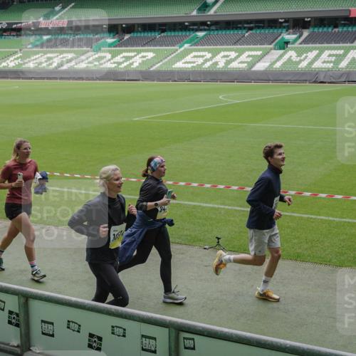 05.10.2025 - 20. swb-Marathon Bremen Michael Burmester http://msf.ph/oto/9232753 05.10.2025 10:31:07 Laufen im Stadion 7251, 9004, 9172, 9196, 9214, 9230, 9251, 9252, 9263, 9267, 9277, 9287, 9299, 9317, 9333, 9337, 9399, 9416, 9425, 9431, 9449, 9457, 9482, 9501, 9584, 9645, 9676, 9683, 9708, 9715, 9742, 9787, 9791, 9852, 9888, 9894, 9934, 9966, 9987, 10016, 10043, 10066, 10163, 10199, 10224, 10227, 10240, 10251, 10254, 10279, 10317, 10321, 10346, 10356, 10378, 10380, 10438, 10449, 10479, 10514, 10537, 10543, 10556, 10581, 10609, 10625, 10636, 10638, 10668, 10669, 7733, 9209, 9906 meine-sportfotos.de