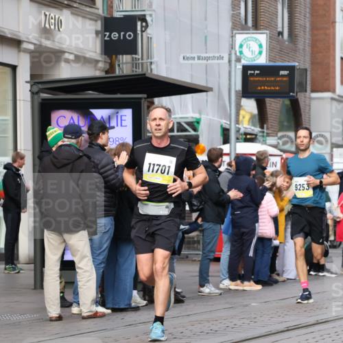 05.10.2025 - 20. swb-Marathon Bremen Strokosch-Dieckow http://msf.ph/oto/9232779 05.10.2025 10:41:26 Ziel 9253, 9884, 10104, 10155, 10691, 10880, 11581, 11701, 11710, 9253, 9884, 10104, 10155, 10691, 10880, 11581, 11701, 11710 meine-sportfotos.de
