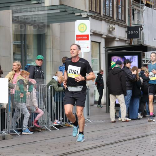 05.10.2025 - 20. swb-Marathon Bremen Strokosch-Dieckow http://msf.ph/oto/9232796 05.10.2025 10:41:28 Ziel 9253, 9884, 10104, 10155, 10691, 10880, 11581, 11701, 11710, 9253, 9884, 10104, 10155, 10691, 10880, 11581, 11701, 11710 meine-sportfotos.de