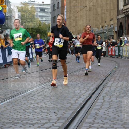 05.10.2025 - 20. swb-Marathon Bremen Strokosch-Dieckow http://msf.ph/oto/9232831 05.10.2025 10:53:22 Ziel 7193, 7251, 9263, 9539, 9717, 9868, 9957, 10057, 10302, 10317, 10335, 10369, 10468, 10655, 10934, 11174, 11175, 11545, 11616, 11716 meine-sportfotos.de