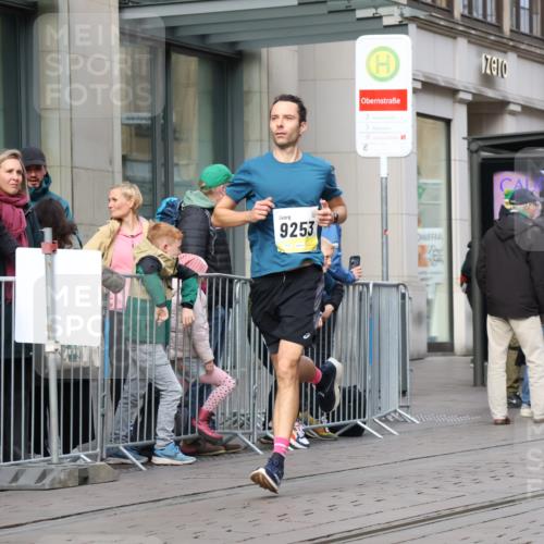 05.10.2025 - 20. swb-Marathon Bremen Strokosch-Dieckow http://msf.ph/oto/9232846 05.10.2025 10:41:30 Ziel 9253, 9884, 10104, 10155, 10691, 10880, 11581, 11701, 11710, 9253, 9884, 10104, 10155, 10691, 10880, 11581, 11701, 11710 meine-sportfotos.de