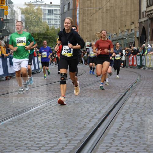 05.10.2025 - 20. swb-Marathon Bremen Strokosch-Dieckow http://msf.ph/oto/9232856 05.10.2025 10:53:22 Ziel 7193, 7251, 9263, 9539, 9717, 9868, 9957, 10057, 10302, 10317, 10335, 10369, 10468, 10655, 10934, 11174, 11175, 11545, 11616, 11716 meine-sportfotos.de