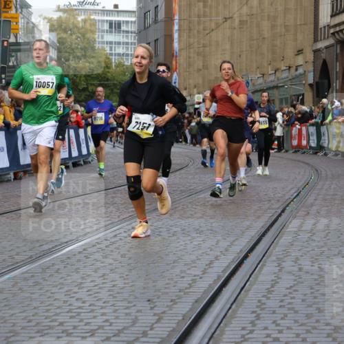 05.10.2025 - 20. swb-Marathon Bremen Strokosch-Dieckow http://msf.ph/oto/9232908 05.10.2025 10:53:22 Ziel 7193, 7251, 9263, 9539, 9717, 9868, 9957, 10057, 10302, 10317, 10335, 10369, 10468, 10655, 10934, 11174, 11175, 11545, 11616, 11716 meine-sportfotos.de