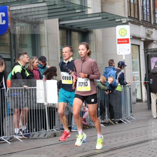 05.10.2025 - 20. swb-Marathon Bremen Strokosch-Dieckow http://msf.ph/oto/9232947 05.10.2025 10:41:37 Ziel 9253, 9504, 9849, 9884, 10104, 10155, 10691, 10880, 11581, 11710, 9253, 9504, 9849, 9884, 10104, 10155, 10691, 10880, 11581, 11710 meine-sportfotos.de