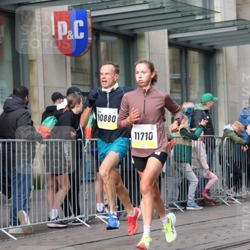 05.10.2025 - 20. swb-Marathon Bremen Strokosch-Dieckow http://msf.ph/oto/9232957 05.10.2025 10:41:38 Ziel 9504, 9849, 9884, 10104, 10155, 10691, 10880, 11581, 11710, 9504, 9849, 9884, 10104, 10155, 10691, 10880, 11581, 11710 meine-sportfotos.de