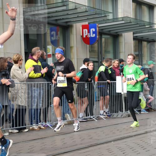 05.10.2025 - 20. swb-Marathon Bremen Strokosch-Dieckow http://msf.ph/oto/9233066 05.10.2025 10:41:43 Ziel 8187, 9364, 9504, 9849, 9884, 10104, 10155, 10691, 10838, 10880, 11217, 11422, 11581, 11710, 8187, 9364, 9504, 9849, 9884, 10104, 10155, 10691, 10838, 10880, 11217, 11422, 11581, 11710 meine-sportfotos.de