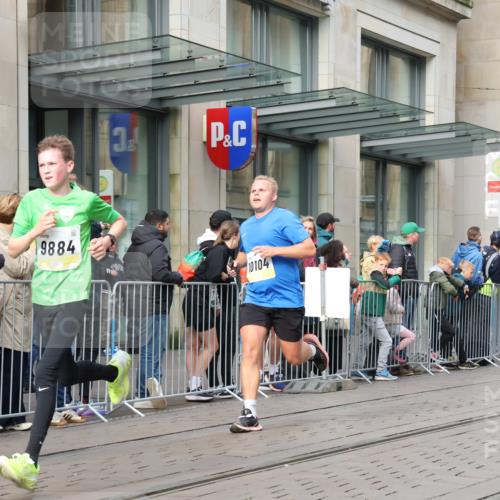 05.10.2025 - 20. swb-Marathon Bremen Strokosch-Dieckow http://msf.ph/oto/9233105 05.10.2025 10:41:44 Ziel 8187, 9364, 9504, 9849, 9884, 10104, 10155, 10691, 10838, 10880, 11217, 11422, 11581, 11710, 8187, 9364, 9504, 9849, 9884, 10104, 10155, 10691, 10838, 10880, 11217, 11422, 11581, 11710 meine-sportfotos.de